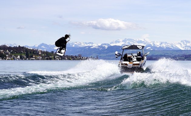 Foto von Wakeboarden und Wakesurfen mit happy boat ab Tiefenbrunnen