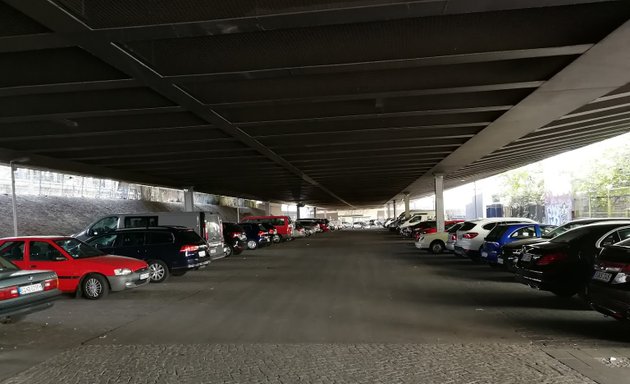 Foto von P&R Parkplatz unter der Autobahnbrücke