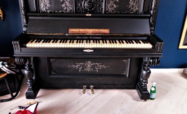 Photo de Jules Nicola . Accordeur de piano . Cours instrument à domicile.