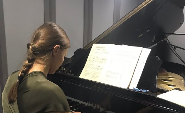 foto MANIUMANE Classical Piano Lab - Lezioni / Corsi Di Pianoforte