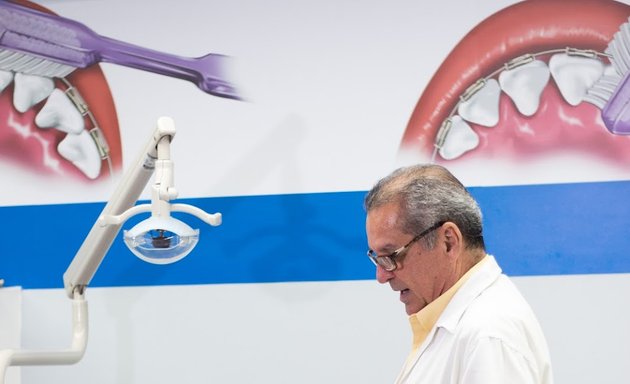 Foto de Dr. Juan Anguizola Ortodoncista Cirujano Maxilofacial