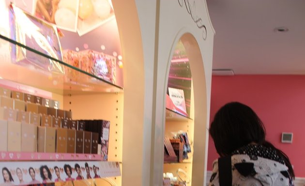 Photo of Benefit Cosmetics Boutique & BrowBar