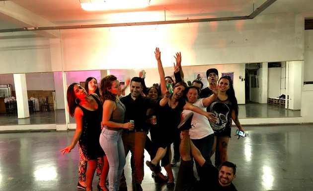 Foto de Academia Amigos del Baile ( poledance, bailes latinos, bailes urbanos, arriendo de salas )