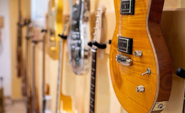Photo de Guitares d'en France - Point de vente de guitares de luthiers