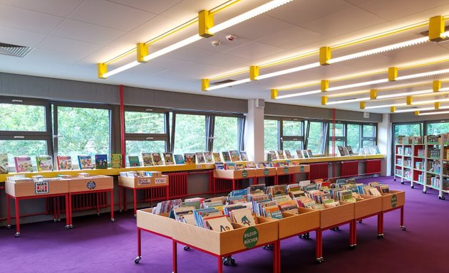 Foto von Stadtbibliothek Reinickendorf - Bibliothek im Märkischen Viertel (im Fontane-Haus)