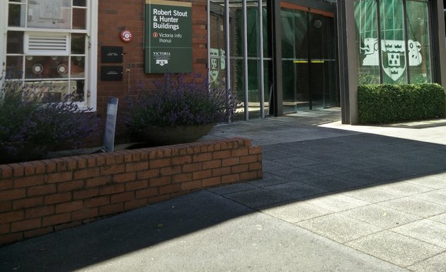 Photo of Hunter Building Courtyard