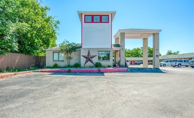 Photo of OYO Hotel San Antonio near AT&T Center