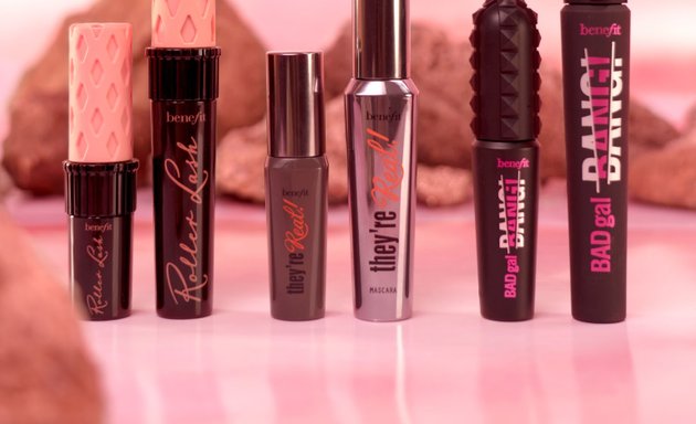 Foto von Benefit Cosmetics Counter