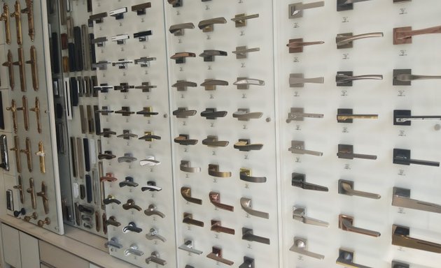 Photo of Platina Hardware