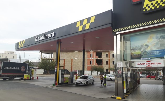 Foto de Confortauto Neumáticos Soledad Alicante Taller y Gasolinera