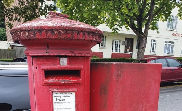 Photo of Bell Lane / Hillview Gardens Royal Mail Post Box