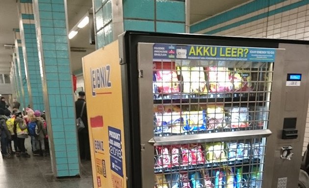 Foto von Getränkeautomat und Snackautomat auf dem U-Bahnsteig