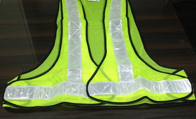 Photo of Reflective Safety Vests Wear in Mumbai