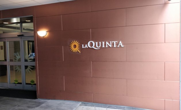 Photo of La Quinta Inn & Suites by Wyndham Indianapolis Downtown