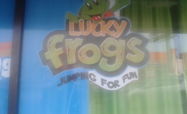 Foto de LUCKY frogs JUMPING FOR FUM