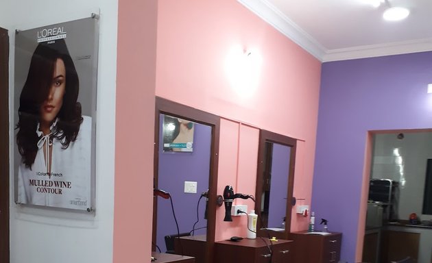 Photo of BE WOW Unisex saloon