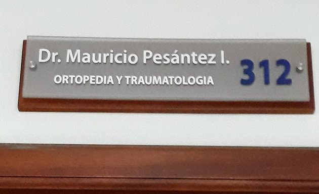 Foto de Dr. Mauricio Pesántez I.