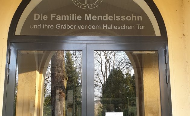 Foto von Dauerausstellung in der Kapelle auf Dreifaltigkeit I über die Familie Mendelssohn