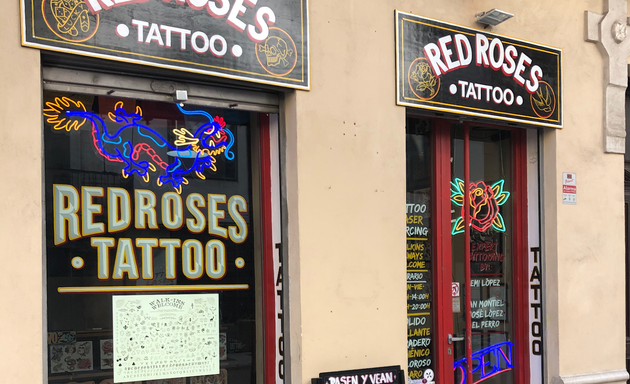 Foto de Tatuajes Málaga Red Roses Tattoo