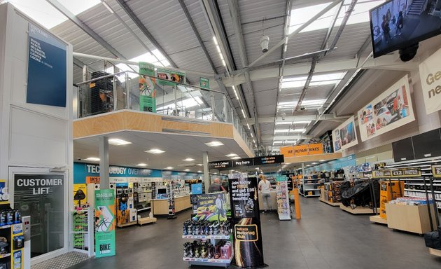 Photo of Halfords - Warrington