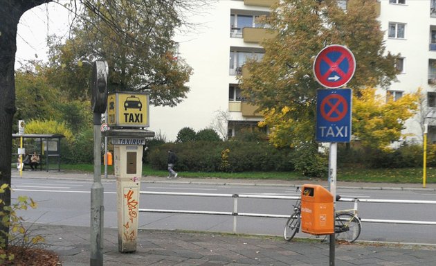 Foto von Taxistand mit Rufsäule