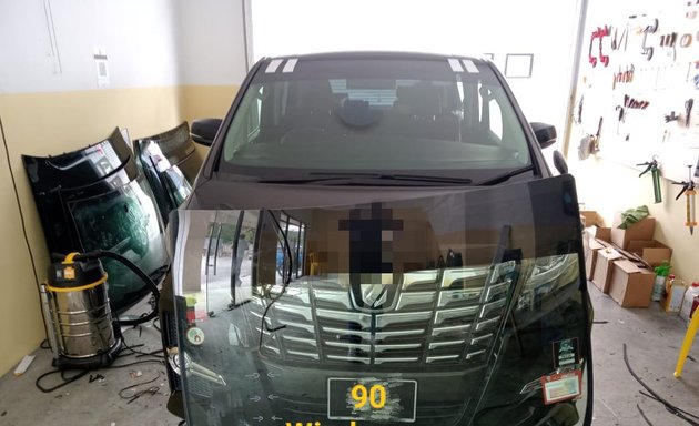 Photo of 90 Windscreen Auto Glass