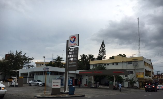 Foto de Estación de Combustibles Total Los Colegios