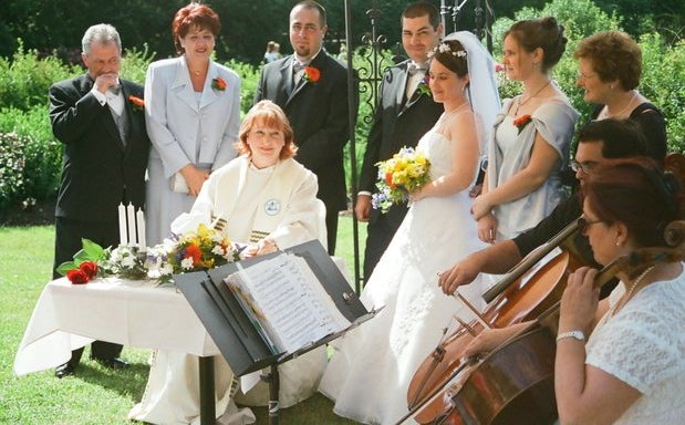 Photo of Le Nouveau Penser célébrante Louise Nadeau