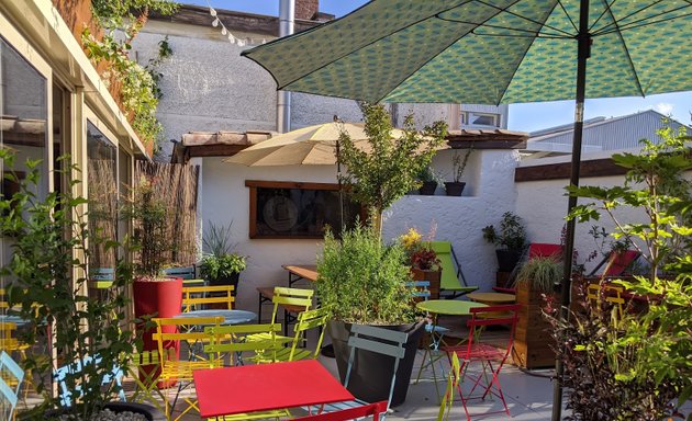 Photo de La Maison Bleue - Café, Restaurant et Bar à bières locales - Lyon 7