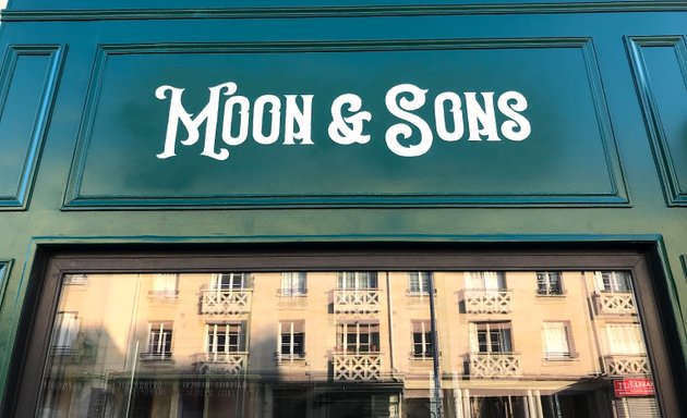 Photo de Moon and Sons
