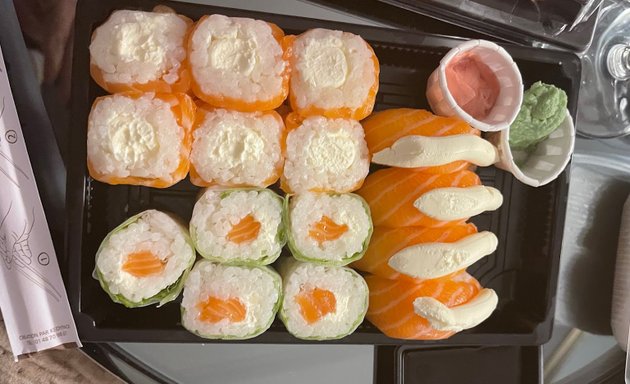 Photo de sushi and poke lovers