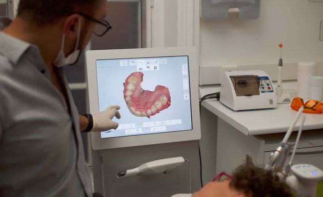 Photo de Docteur Houssamo Bachar - Chirurgien Dentiste à Paris (75017)