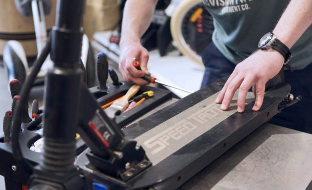 Photo de Click'n'Wheel l Shop & Atelier de réparation de trottinettes électriques l MULTIMARQUE