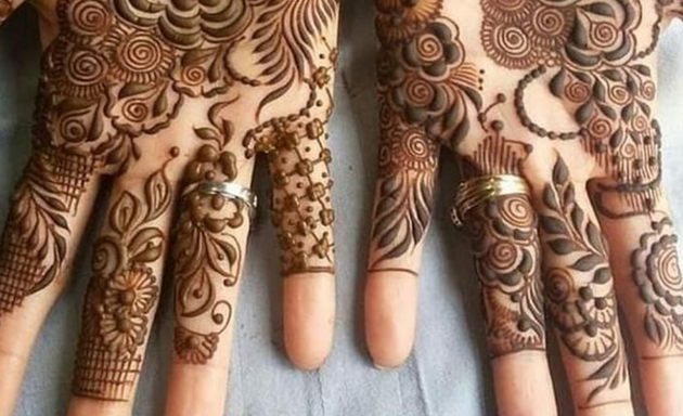 Photo of Afsha's online & offline mehendi classes