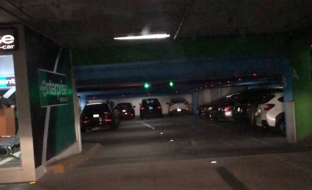 Foto de Los Portales Estacionamientos Parque Cáceres