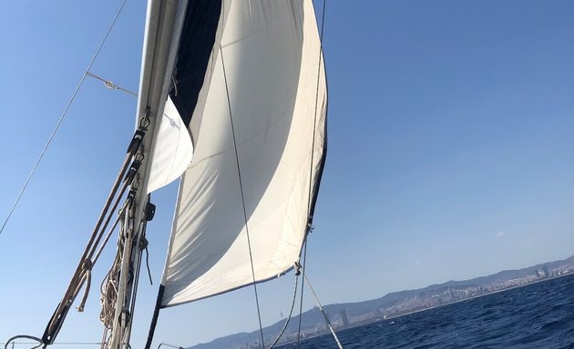 Foto de BCN Sailing - Capitán DEO - Velero Barcelona