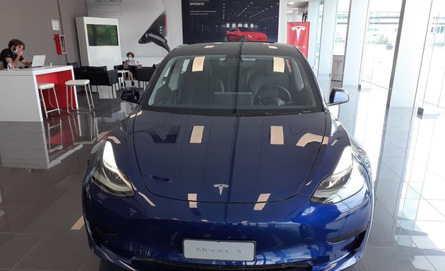 foto Tesla Store Roma