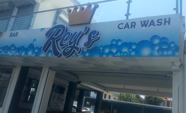 Foto de Ray's Car Wash & Bar