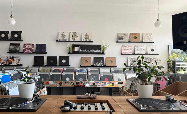 Foto von black.round.twelve - record store & distribution