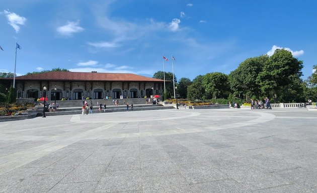 Photo of Square Sir-George-Étienne-Cartier swimming pool