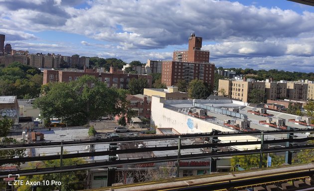 Photo of Williamsbridge Square