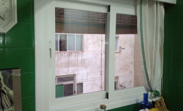 Foto de METALUCAS ventanas y cerramientos (oficina)