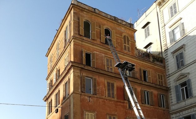 foto tnt spedizioni san giovanni roma