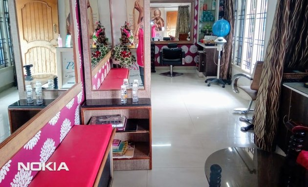 Photo of The Mirror Beauty salon