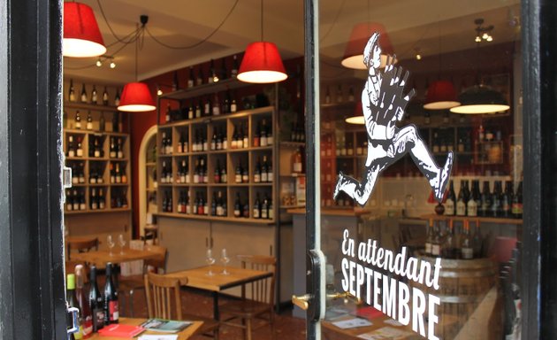 Photo de En attendant septembre Lyon 7 Vins naturels Caviste Bar à vins