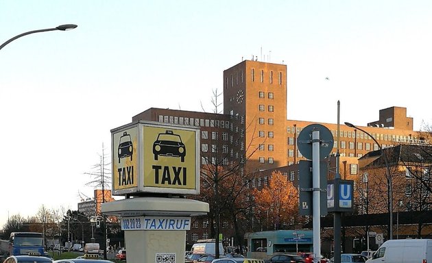 Foto von Taxistand mit Rufsäule