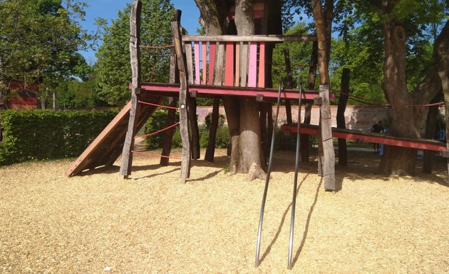 Foto von Spielplatz an der Schlossmauer Nymphenburg