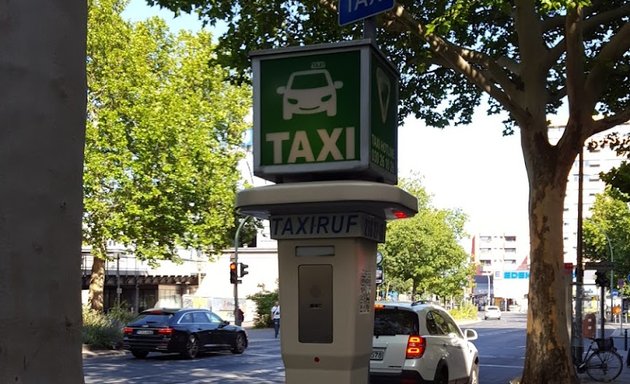 Foto von Taxistand mit Rufsäule