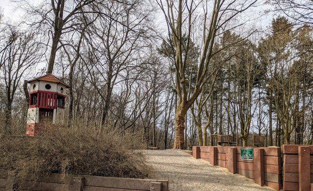 Foto von Kinderspielplatz, Tischtennisplatte