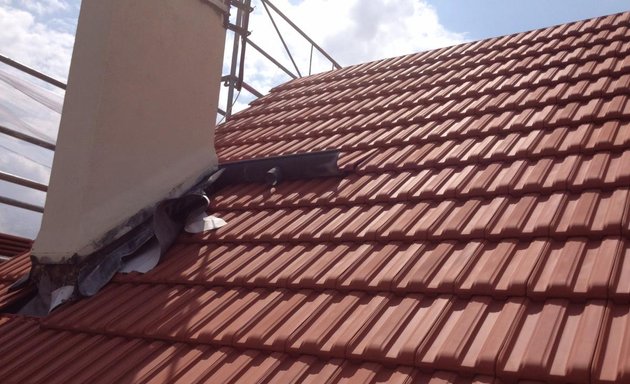 Photo de Artisan ZANELLATO : couvreur 33 à Bordeaux suggère le changement de gouttière, la réparation de toiture et le nettoyage démoussage de toiture dans la Gironde
